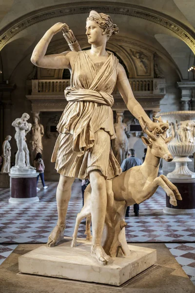 Paris, França, 28 de março de 2017: Estátua de Artemis no Louvre, Paris. Preto e branco. Ártemis - na mitologia grega antiga, sempre uma jovem deusa da caça, a deusa da fertilidade — Fotografia de Stock