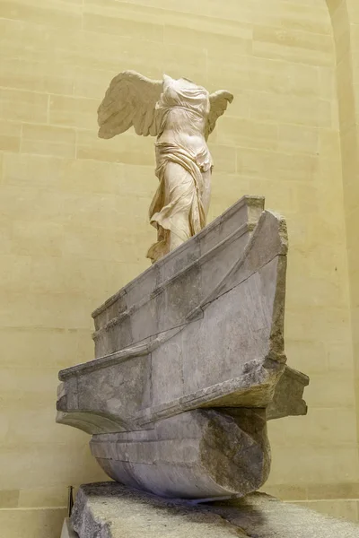 Parijs, Frankrijk, 28 maart 2017: Close up van de overwinning van Samothrace - Nike van Samothrake: marmeren sculptuur van de Griekse godin van de overwinning, die lijkt op een gevleugelde vrouw, blootgesteld aan Denon hall in het Louvre — Stockfoto