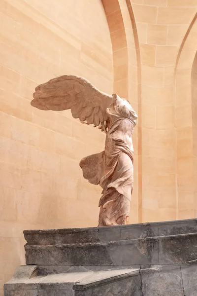 Paris, Frankreich, 28. März 2017: Nahaufnahme des Sieges der Samothrake - Nike of Samothrake: Marmorskulptur der griechischen Siegesgöttin, die einer geflügelten Frau ähnelt, ausgestellt in der Denon-Halle an der Jalousie — Stockfoto