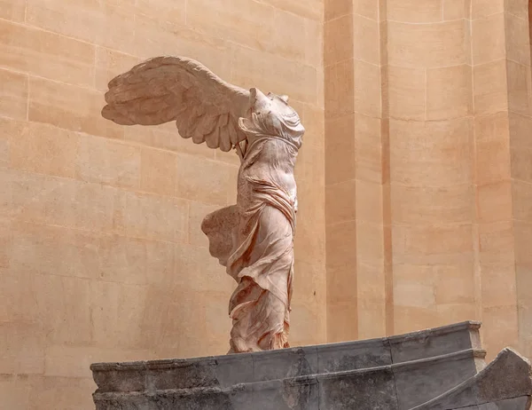 Paris, Fransa, 28 Şubat 2017: zafer, Semadirek - Semadirek Nike yakın çekim: mermer heykel Louvre Denon Salonu'nda maruz kanatlı bir kadın benzeyen zafer, Yunan tanrıçası — Stok fotoğraf