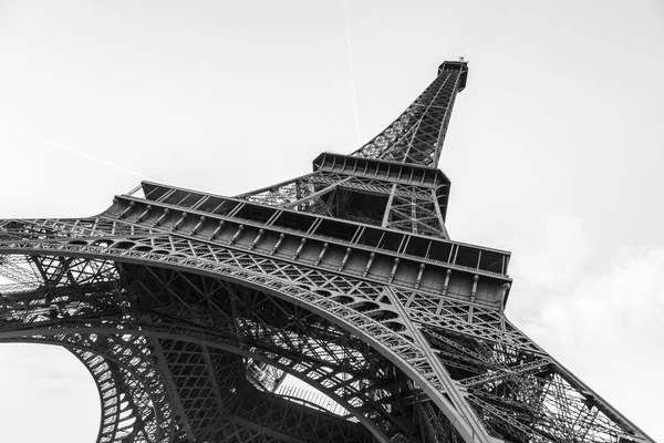 Eine abstrakte Detailansicht des Eiffelturms in schwarz-weiß, Paris, Frankreich — Stockfoto