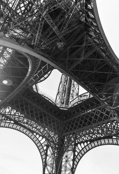 Una vista abstracta de los detalles de la Torre Eiffel en blanco y negro, París, Francia — Foto de Stock