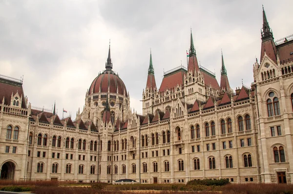 Nappali nézet a történelmi magyar Országház, más néven Orszaghaz, tipikus szimmetrikus-architektúra és a központi kupola a Duna partra, Budapest, Magyarország, Európa — Stock Fotó