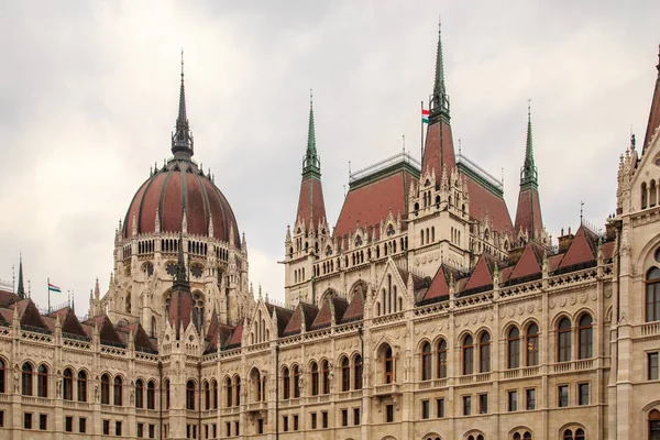 Nappali nézet a történelmi magyar Országház, más néven Orszaghaz, tipikus szimmetrikus-architektúra és a központi kupola a Duna partra, Budapest, Magyarország, Európa — Stock Fotó
