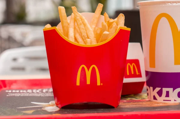 Moscou, Rússia, 15 de março de 2018: McDonalds, batatas fritas na bandeja vermelha — Fotografia de Stock