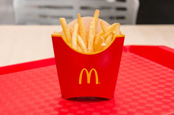 Moskau, Russland, 15. März 2018: mcdonalds, Pommes auf rotem Tablett — Stockfoto