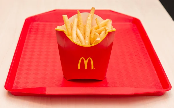 Moskau, Russland, 15. März 2018: mcdonalds, Pommes auf rotem Tablett — Stockfoto