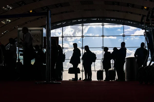 Parijs, Frankrijk, 1 April 2017: Silhouetten van mensen wachten op vertrek van het vliegtuig — Stockfoto