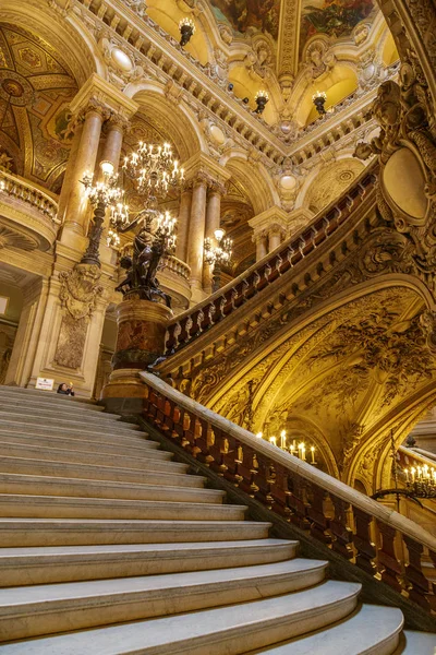 París, Francia, 31 de marzo de 2017: Vista interior de la Ópera Nacional de París Garnier, Francia. Fue construido entre 1861 y 1875 para la Ópera de París. — Foto de Stock