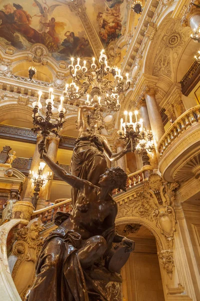 París, Francia, 31 de marzo de 2017: Vista interior de la Ópera Nacional de París Garnier, Francia. Fue construido entre 1861 y 1875 para la Ópera de París. —  Fotos de Stock