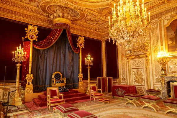 Paris, France, 31 mars 2017 : intérieurs du Palais Fontainebleau. La salle du Trône. Château était l'un des principaux palais des rois de France — Photo