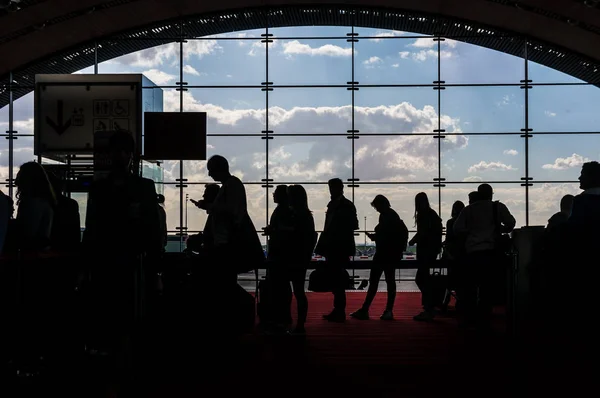 Paris, France, April 1, 2017: Silhouettes of people waiting for airplane departure — Stock Photo, Image