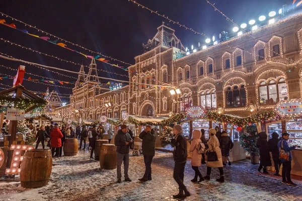 Moscú, Rusia - 5 de diciembre de 2017: Árbol de Navidad Trade House GUM en la Plaza Roja de Moscú, Rusia —  Fotos de Stock