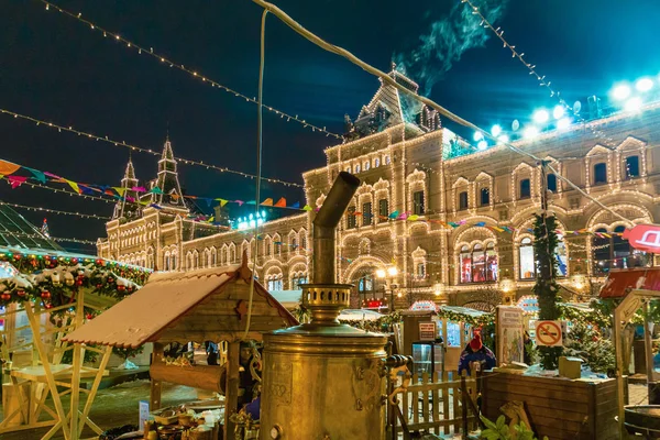 Moscú, Rusia - 6 de diciembre de 2018: Árbol de Navidad Trade House GUM en la Plaza Roja de Moscú, Rusia —  Fotos de Stock