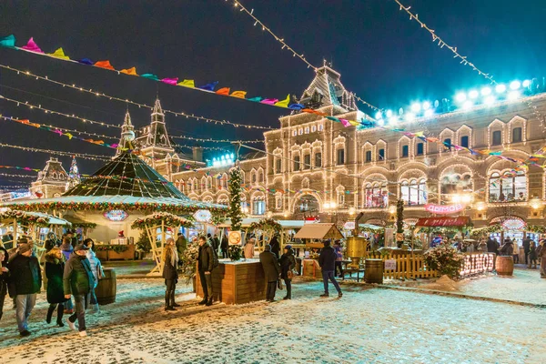 Москва, Російська Федерація - 6 грудня 2018: Різдвяна ялинка торгівлі будинок гумки на Червоній площі в Москві — стокове фото