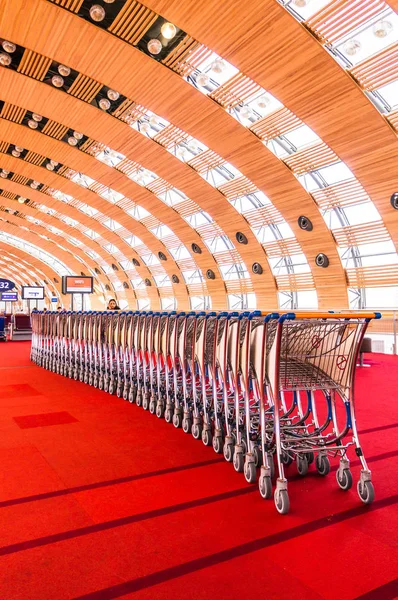 Parigi, Francia, 1 aprile 2017: carrelli bagagli nell'aeroporto moderno — Foto Stock