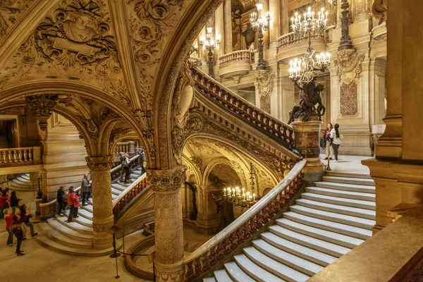 París, Francia, 31 de marzo de 2017: Vista interior de la Ópera Nacional de París Garnier, Francia. Fue construido entre 1861 y 1875 para la Ópera de París. —  Fotos de Stock