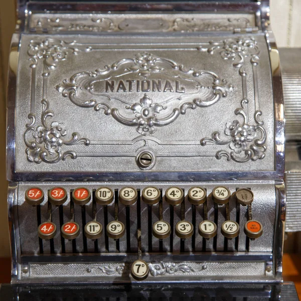 Budapest, Hungría - 25 de marzo de 2018: Caja registradora antigua, botones de primer plano en el museo del chocolate —  Fotos de Stock