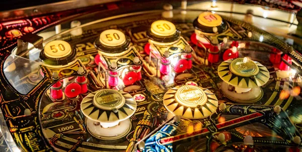 Budapest, Hongarije - 25 maart 2018: Pinball museum. Pinball tafel close-up uitzicht op vintage machine — Stockfoto