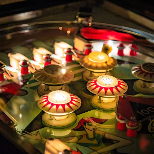 Budapest, Hongarije - 25 maart 2018: Pinball museum. Pinball tafel close-up uitzicht op vintage machine — Stockfoto