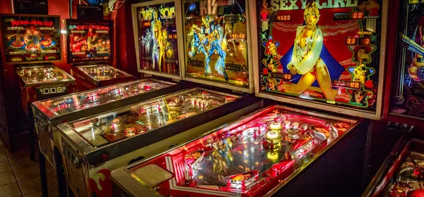 Budapest, Hungary - 2018 년 3 월 25 일 : Pinball museum. 빈티지 머신을 가까이서 볼 수있는 핀볼 테이블 — 스톡 사진