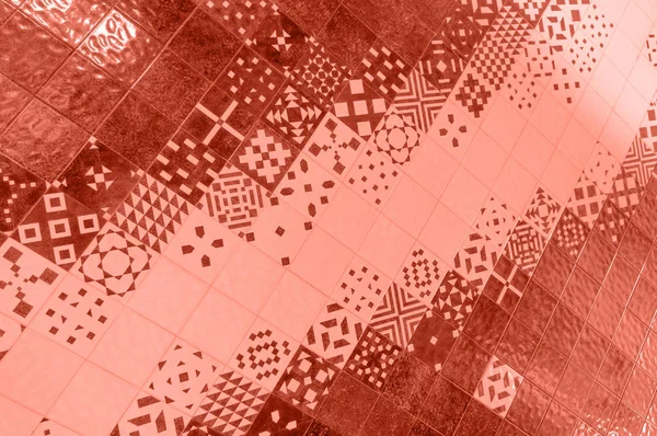 Coral vivo cor do ano 2019. Telhas cerâmicas azulejo padrões de Portugal com coral na cor da moda — Fotografia de Stock