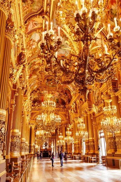 Paris, França, 31 de março de 2017: Vista interior da Ópera Nacional de Paris Garnier, França. Foi construído de 1861 a 1875 para a Ópera de Paris — Fotografia de Stock