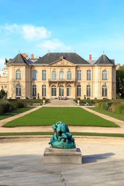 Paris, França - 30 de março de 2017: Rodin é escultor francês. Museu Rodin em Paris, França. Apresenta obras do escultor francês Auguste Rodin — Fotografia de Stock
