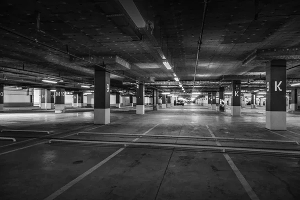 Estacionamento vazio, novos espaços interiores. Foto em preto e branco — Fotografia de Stock