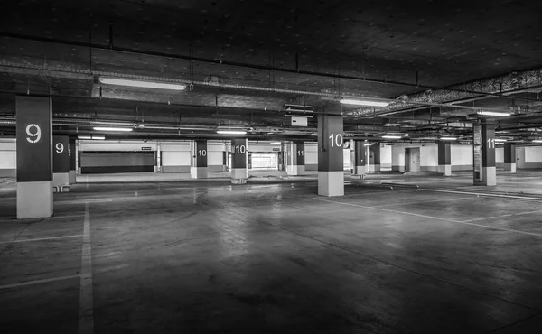 Parking vide, nouveaux espaces intérieurs. Photo noir et blanc — Photo