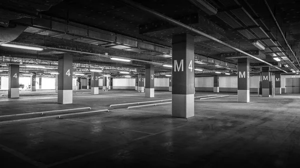 Parking vide, nouveaux espaces intérieurs. Photo noir et blanc — Photo