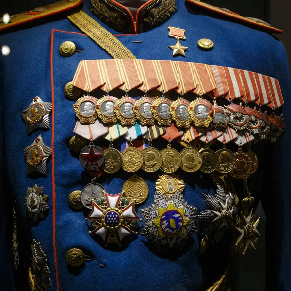 Moscou, Rússia - 23 de janeiro de 2019: Museu das Forças Armadas Centrais. Diferentes prêmios, ordens e medalhas no uniforme do exército russo . — Fotografia de Stock