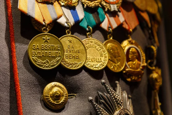 Moskau, russland - 23. januar 2019: zentrales museum der armee. verschiedene Auszeichnungen, Orden und Medaillen auf der russischen Armeeuniform. — Stockfoto