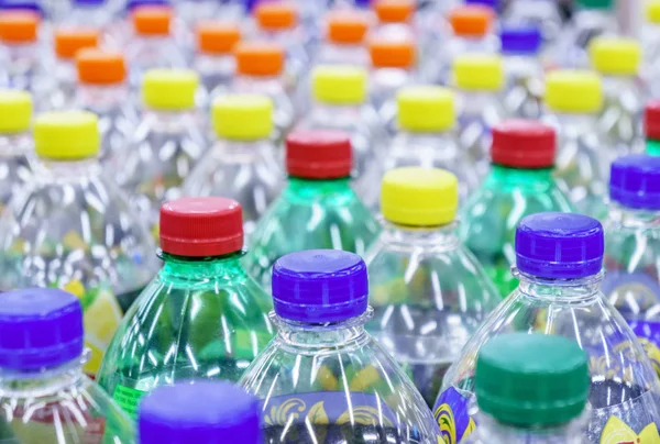 Imagen de muchas botellas de plástico con agua en una tienda —  Fotos de Stock