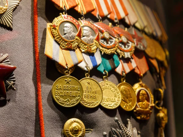 Moscú, Rusia - 23 de enero de 2019: Museo Central de las Fuerzas Armadas. Diferentes premios, órdenes y medallas en el uniforme del ejército ruso . — Foto de Stock