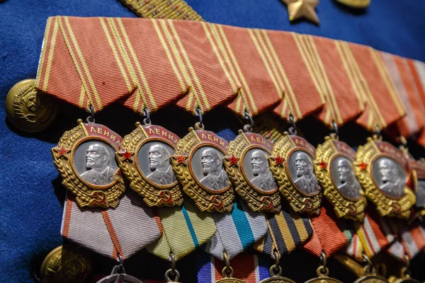 Moscú, Rusia - 23 de enero de 2019: Museo Central de las Fuerzas Armadas. Diferentes premios, órdenes y medallas en el uniforme del ejército ruso . — Foto de Stock