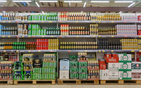 Moscú, Rusia, 11 de febrero de 2019: Botellas de cerveza en estante en el supermercado con etiquetas de colores. Adecuado para la presentación de nuevas botellas de cerveza y nuevos diseños de etiquetas entre muchos otros —  Fotos de Stock
