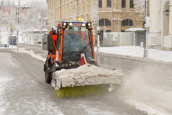 MOSCÚ, RUSIA - 13 DE FEBRERO DE 2019: Arado de nieve limpiando la nieve de la carretera de la ciudad —  Fotos de Stock