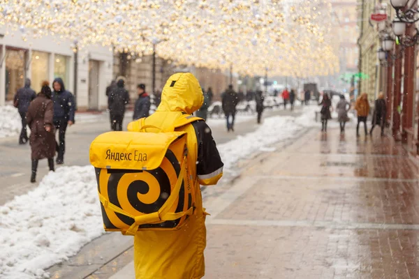 МОСКВА, РОССИЯ - 13 февраля 2019 года: Мужчина из службы доставки продовольствия - Яндекс Эда, на улицах города. Доставка продовольствия — стоковое фото