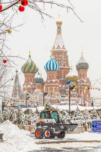 Moskwa, Rosja - lutego 13,2019: śniegu pług czyszczenia śniegu z miasta drogi — Zdjęcie stockowe