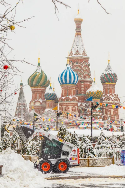 MOSCÚ, RUSIA - 13 DE FEBRERO DE 2019: Arado de nieve limpiando la nieve de la carretera de la ciudad — Foto de Stock