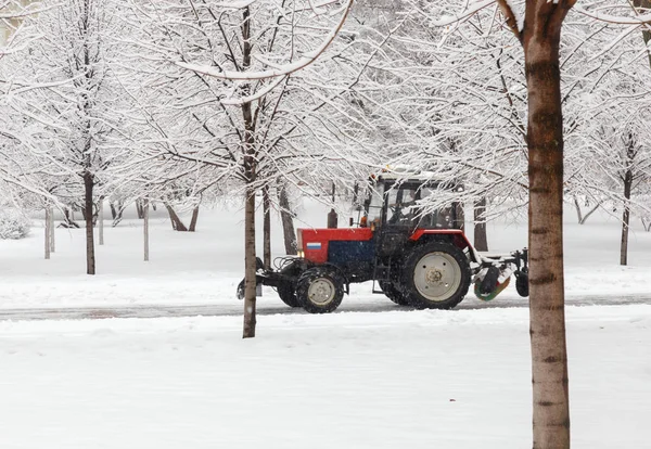 MOSCÚ, RUSIA - 13 DE FEBRERO DE 2019: Arado de nieve limpiando la nieve de la carretera de la ciudad — Foto de Stock