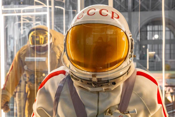 Maniquí de cosmonauta soviético o astronauta o traje de astronauta y casco, de cerca —  Fotos de Stock