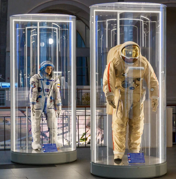 Moscou, Rússia - 28 de novembro de 2018: trajes espaciais de astronautas russos no museu espacial de Moscou. Cosmonauta soviético ou astronauta ou astronauta terno e capacete — Fotografia de Stock