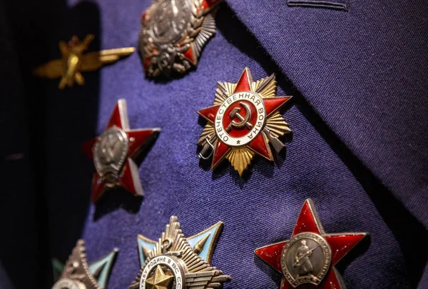 Moscú, Rusia - 23 de enero de 2019: Museo Central de las Fuerzas Armadas. Diferentes premios, órdenes y medallas en el uniforme del ejército ruso . — Foto de Stock