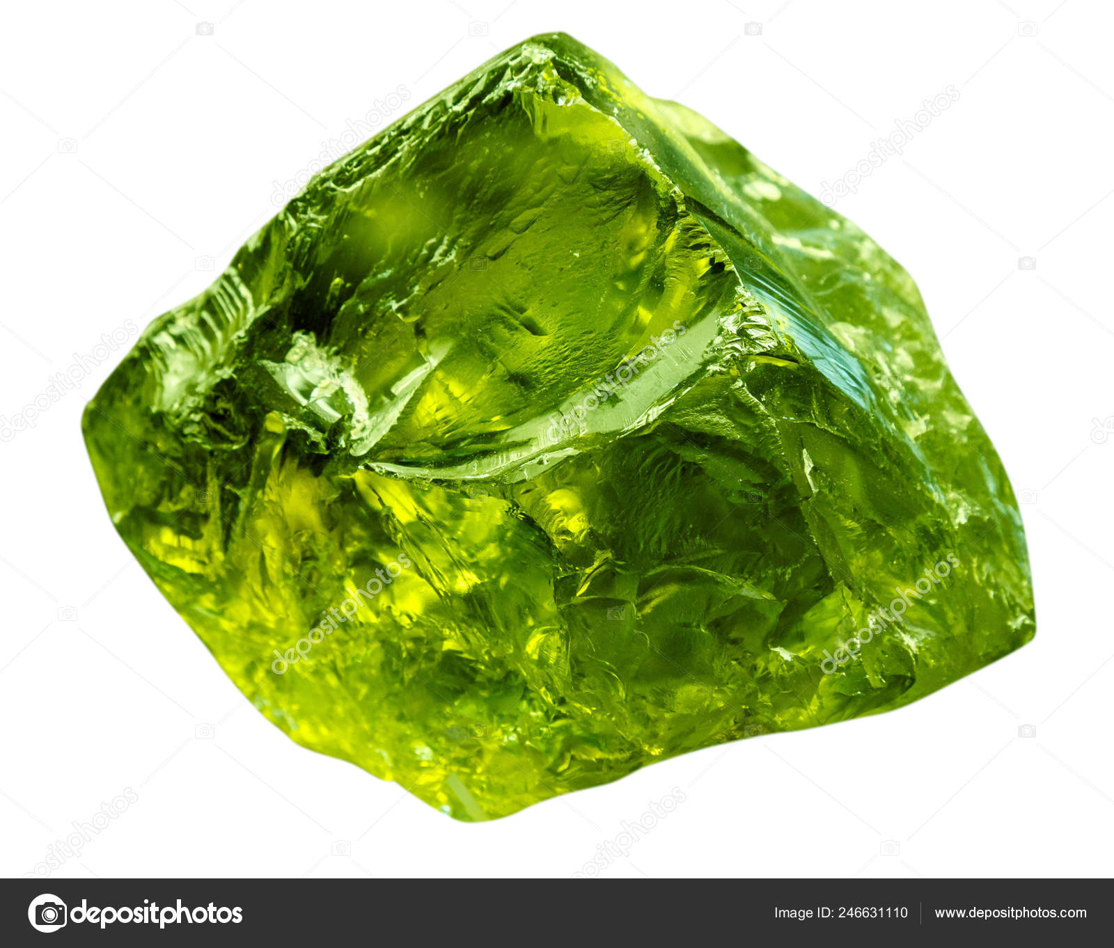 Mineral de pedra preciosa esmeralda. Pedra preciosa verde de rocha preciosa  isolada sobre fundo branco. Gema brilhante cru brilhante transparente  fotos, imagens de © gilmanshin #246631110