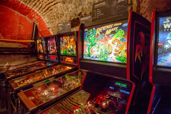 Budapest, Hungría - 25 de marzo de 2018: Pinball Game Museum. Pinball mesa de la máquina vista de cerca de arcade de bolas vintage retro — Foto de Stock