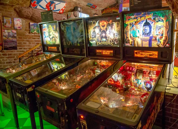 Budapest, Magyarország - 2018. március 25.: Flippermúzeum. Flipper asztal közeli kilátás retro vintage labda arcade — Stock Fotó