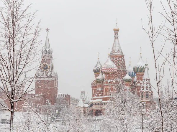 Vista del Kremlin de Moscú en invierno, Rusia — Foto de Stock