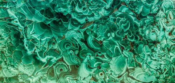 Malachiet groene minerale edelsteen textuur, malachiet achtergrond, groene achtergrond. Geweldige gepolijste natuurlijke plaat van groene malachiet minerale edelsteen specimen edelsteen macro als achtergrond — Stockfoto